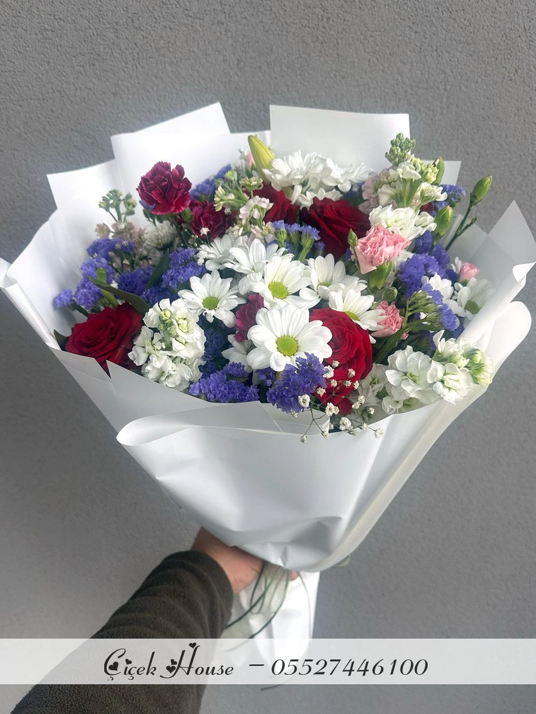 Beyaz Kağıtta Güllü Karışık Buket