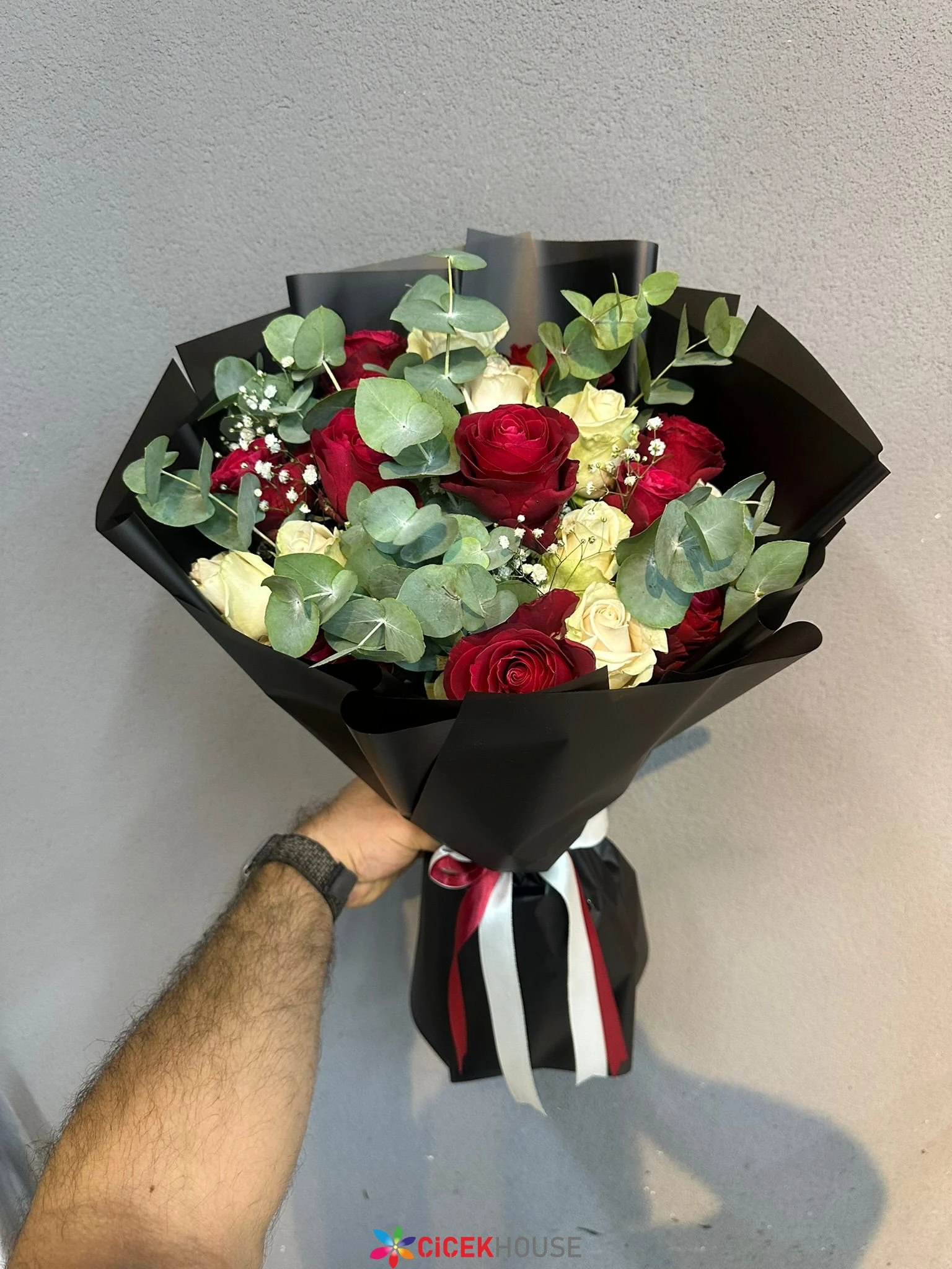 Beyaz Ve Kırmızı Gül Buketi