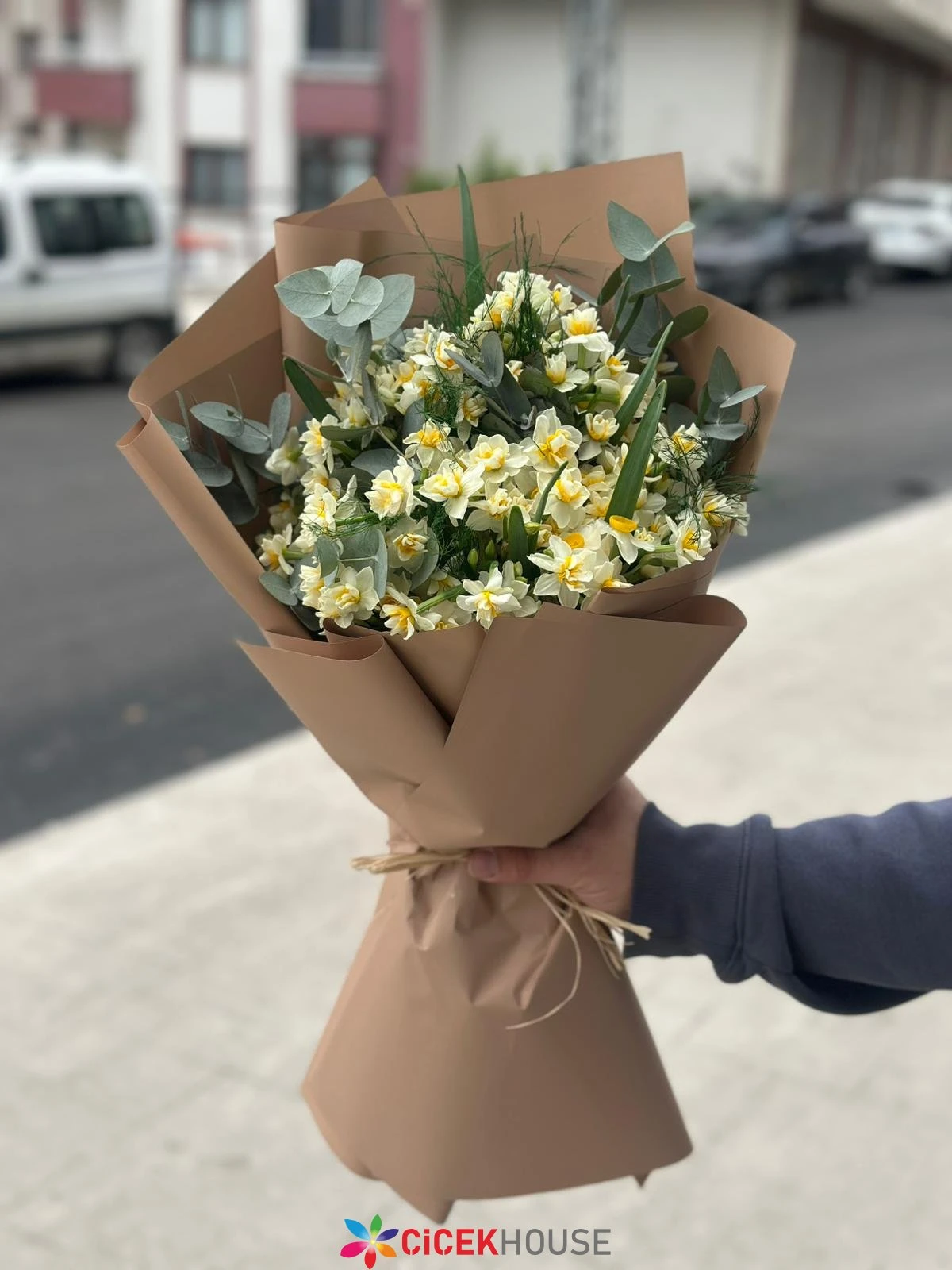 Kahve Kağıtta Nergis Buketi