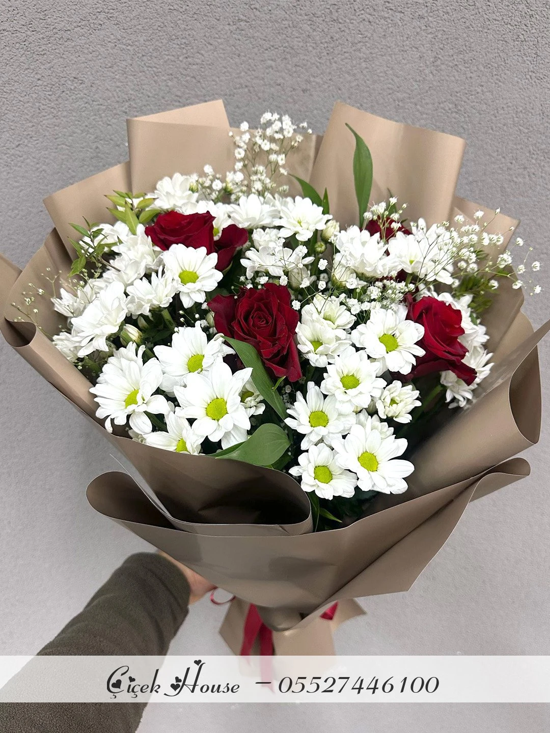 Kahverengi Kağıtta Papatya ve Gül Buketi