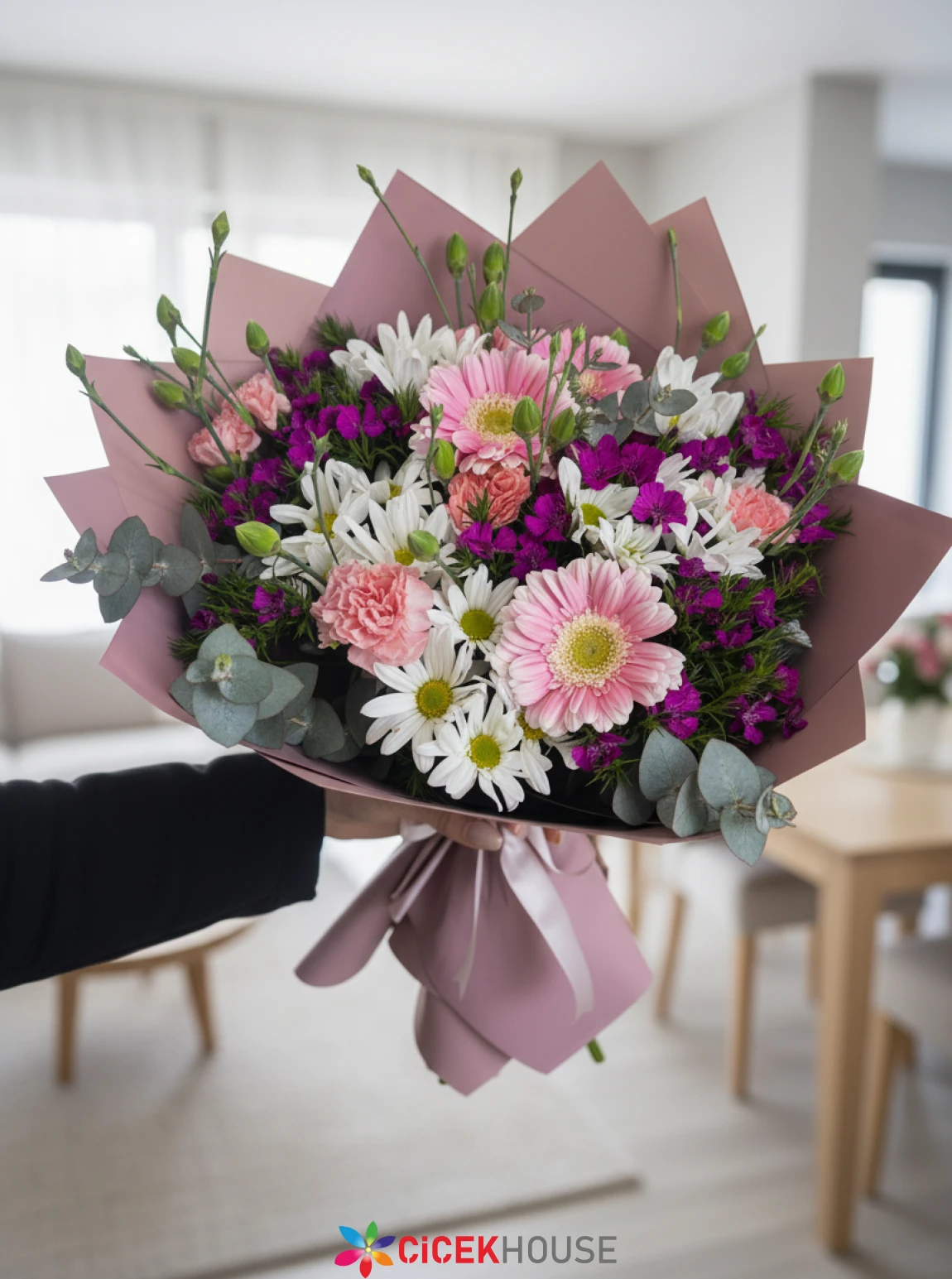 Koyu Pembe Kağıtta Mevsim Çiçekleri