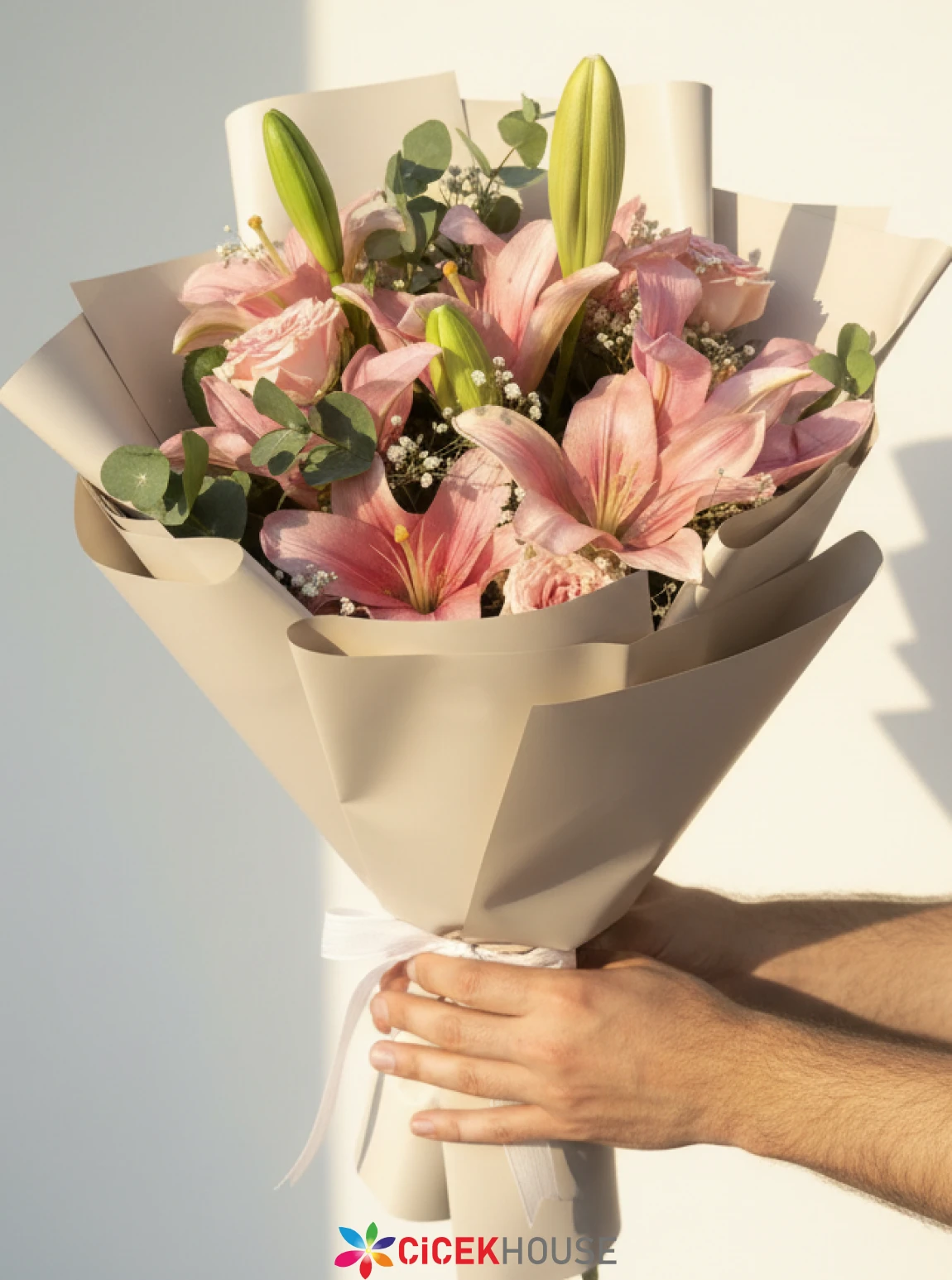 Krem Kağıtta Pembe Lilyum Ve Pembe Gül Buketi