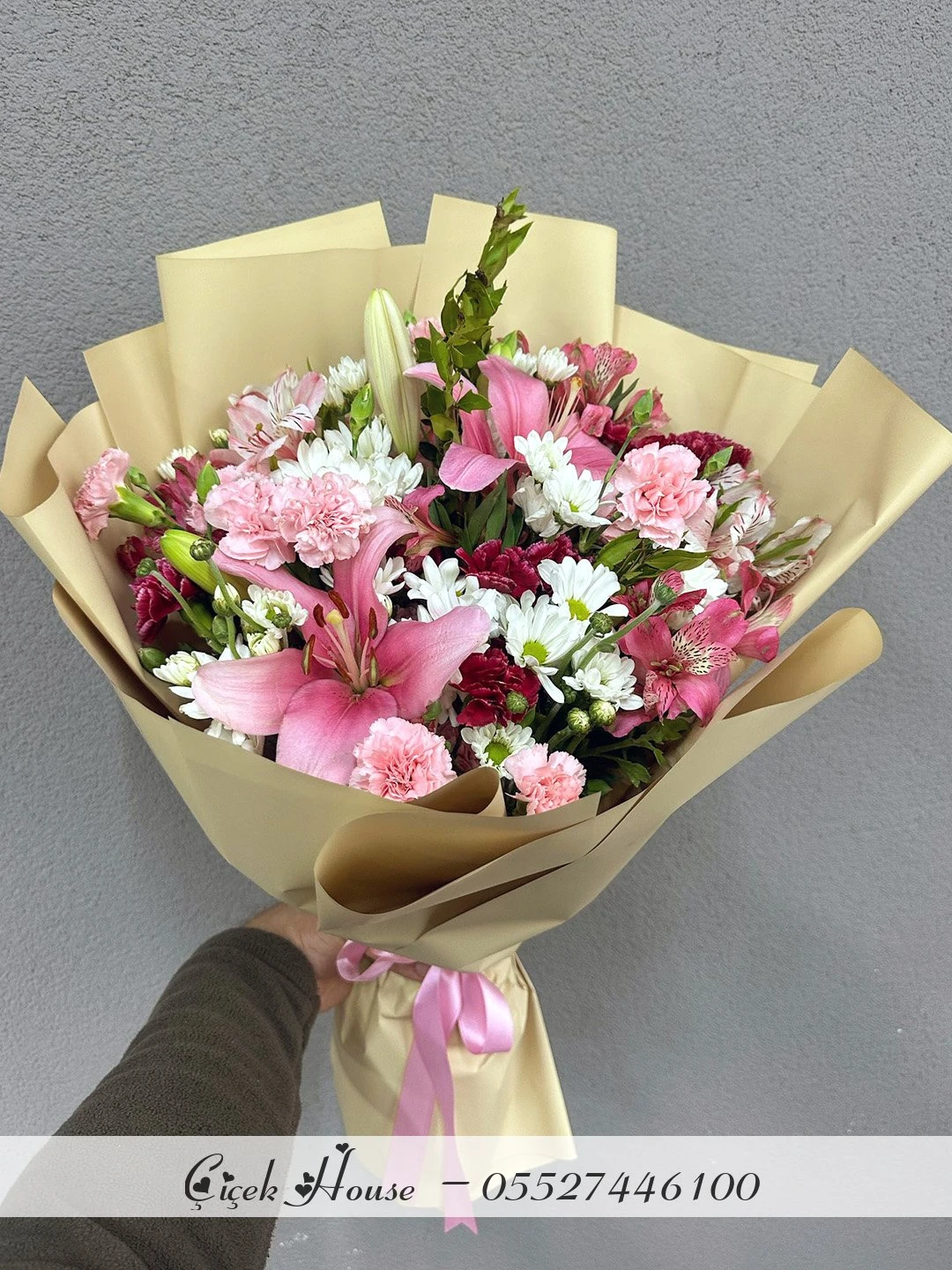 Krem Kağıtta Pembenin Tonları Buketi