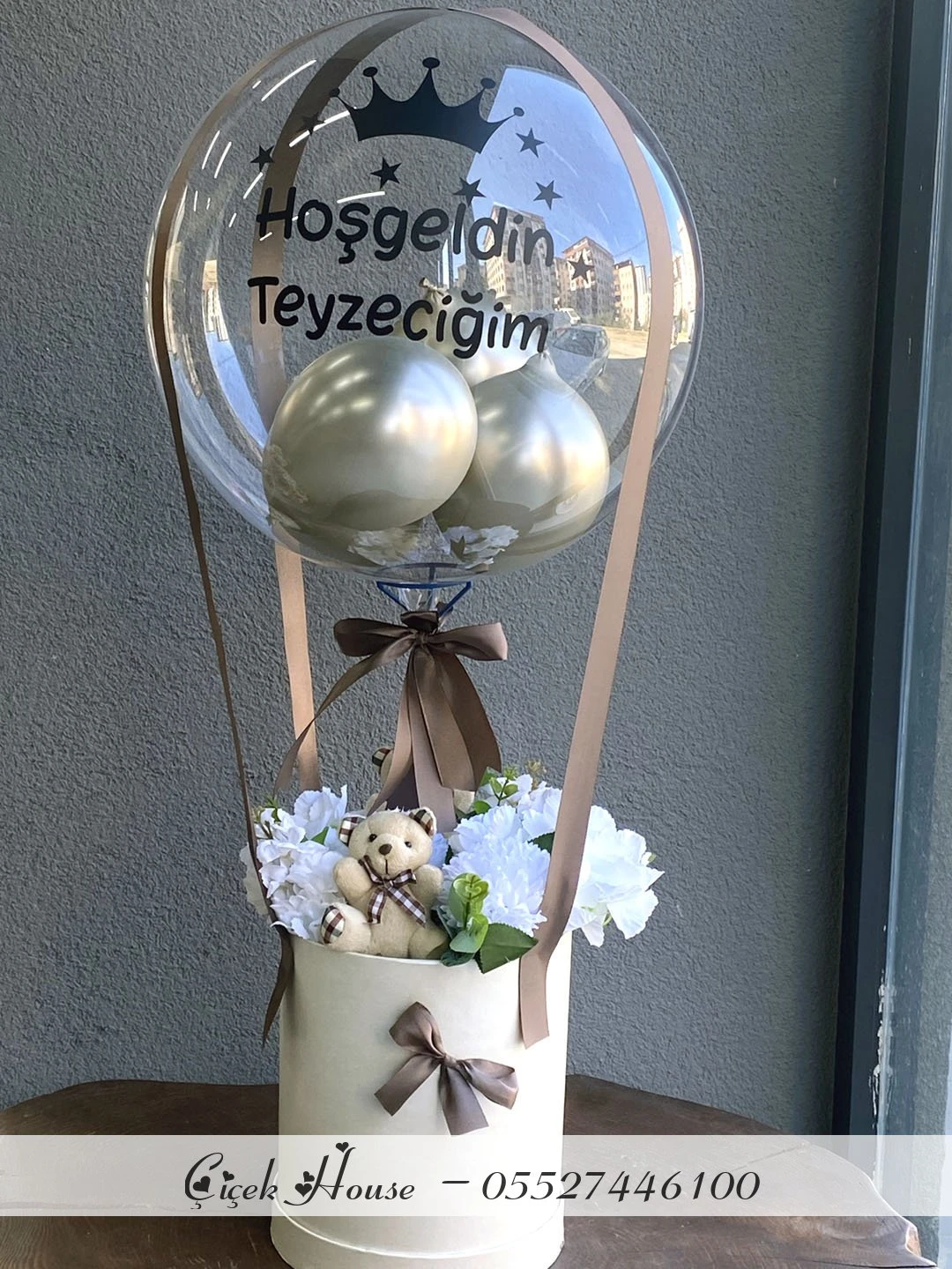 Krem Kutuda Balonlu Çiçek Aranjmanı