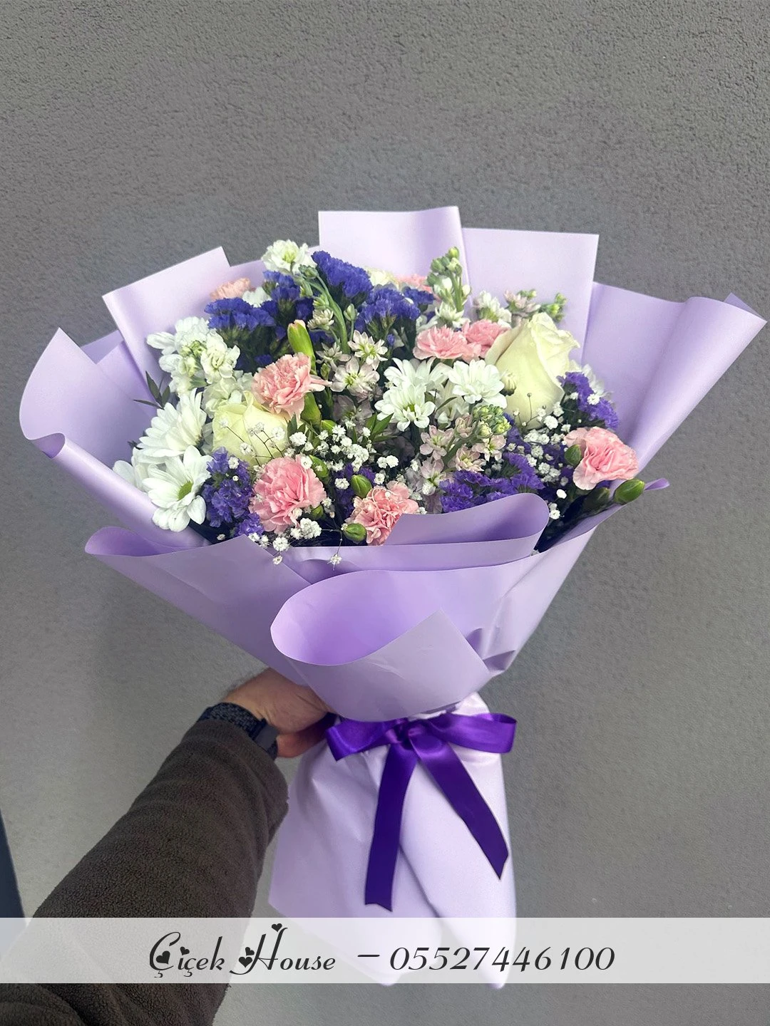 Lila Kağıtta Beyaz Güllü Karışık Buket