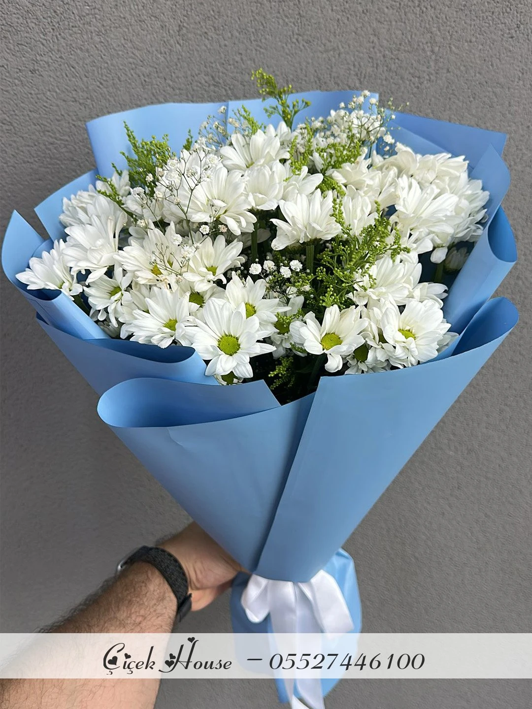 Mavi Kağıtta Papatya Buketi