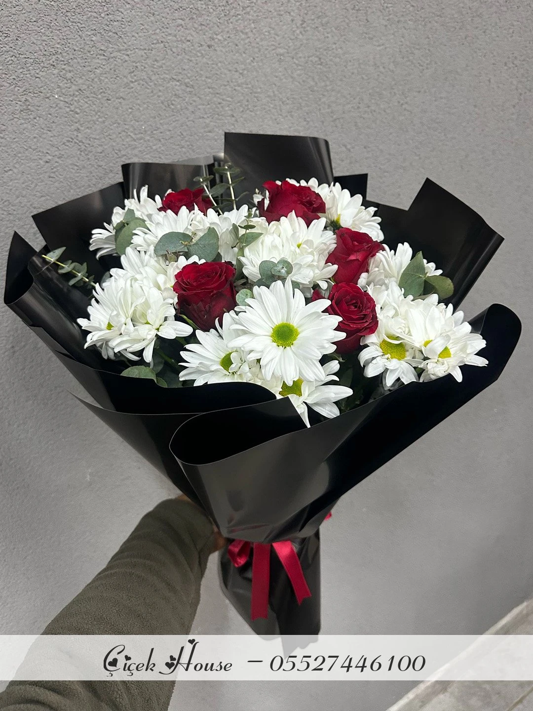 Siyah Kağıtta Gül Ve Papatya Buketi