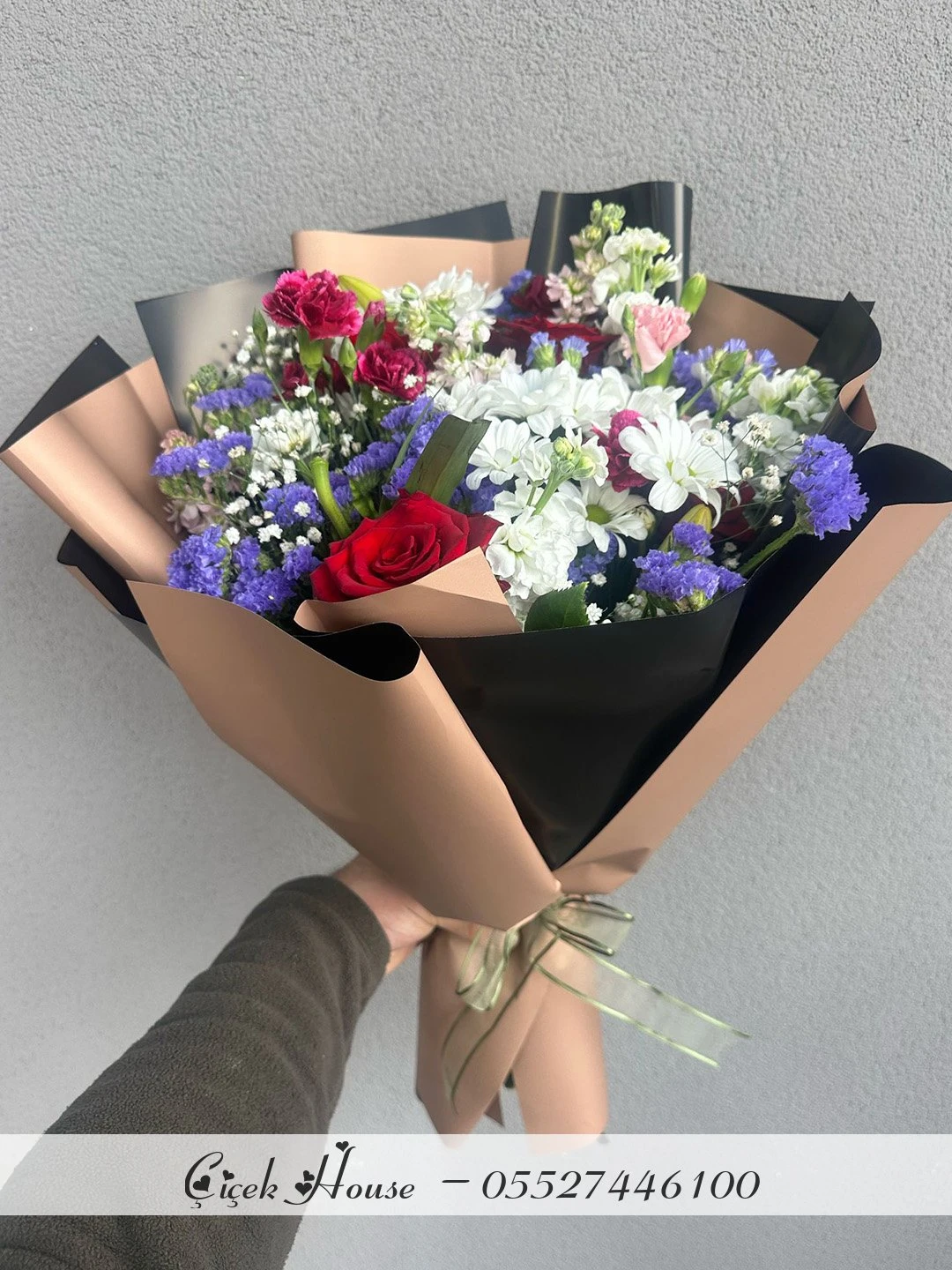 Siyah Kağıtta Güllü Karışık Buket