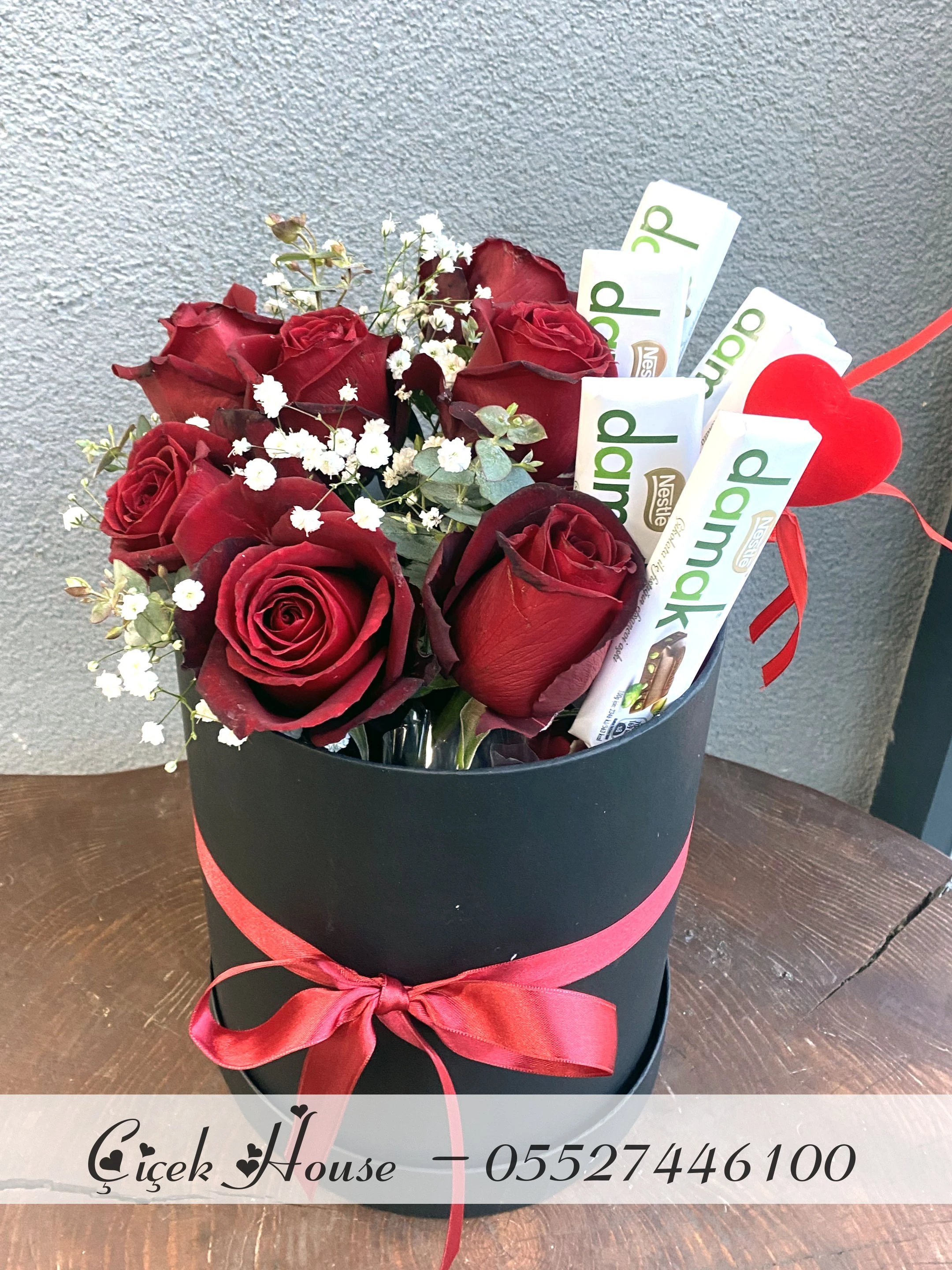 Siyah Kutuda Kırmızı Gül ve Çikolata Aranjmanı