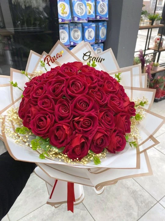 41 li Kırmızı Gül Buketi Beyaz Kağıtlı Yapay