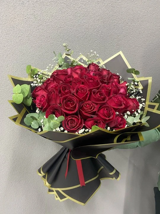 41 li Kırmızı Gül Buketi Siyah Kağıtlı