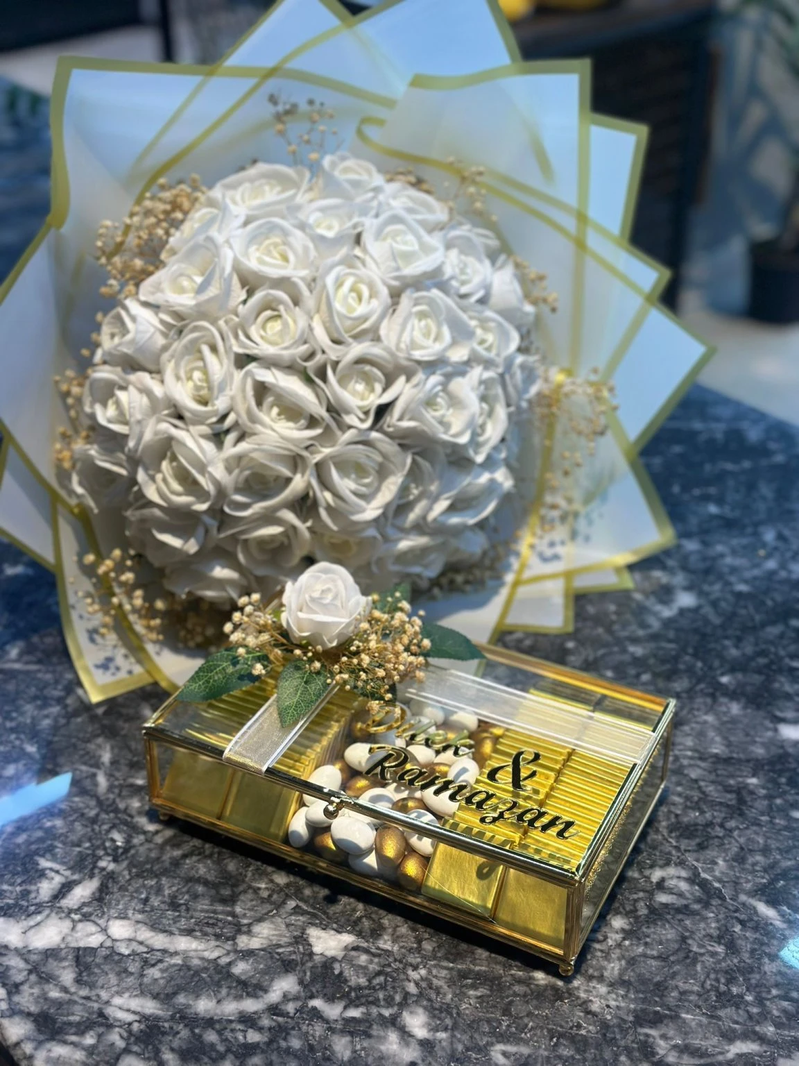 41 Li Yapay Gül Buketi Ve Çikolata Aranjmanı