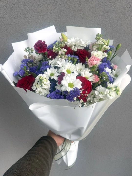 Beyaz Kağıtta Güllü Karışık Buket