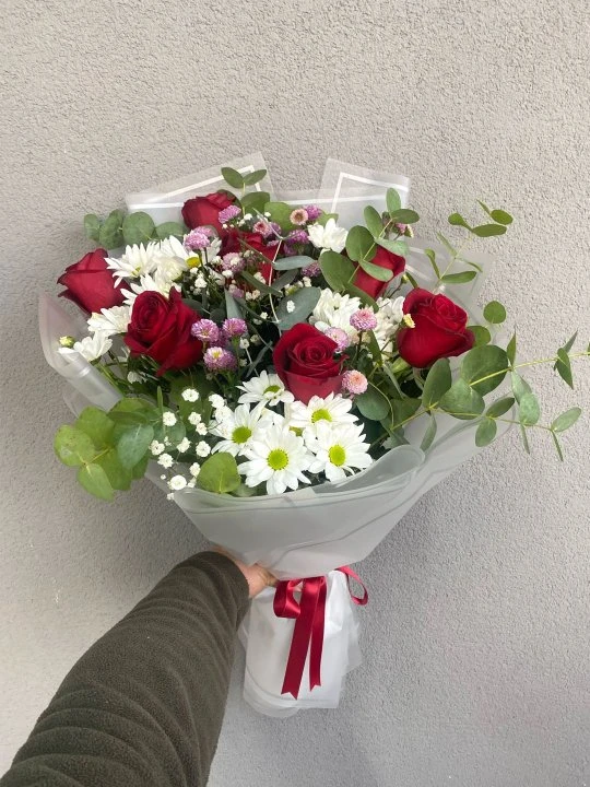 Beyaz Papatya ve Kırmızı Gül Buketi