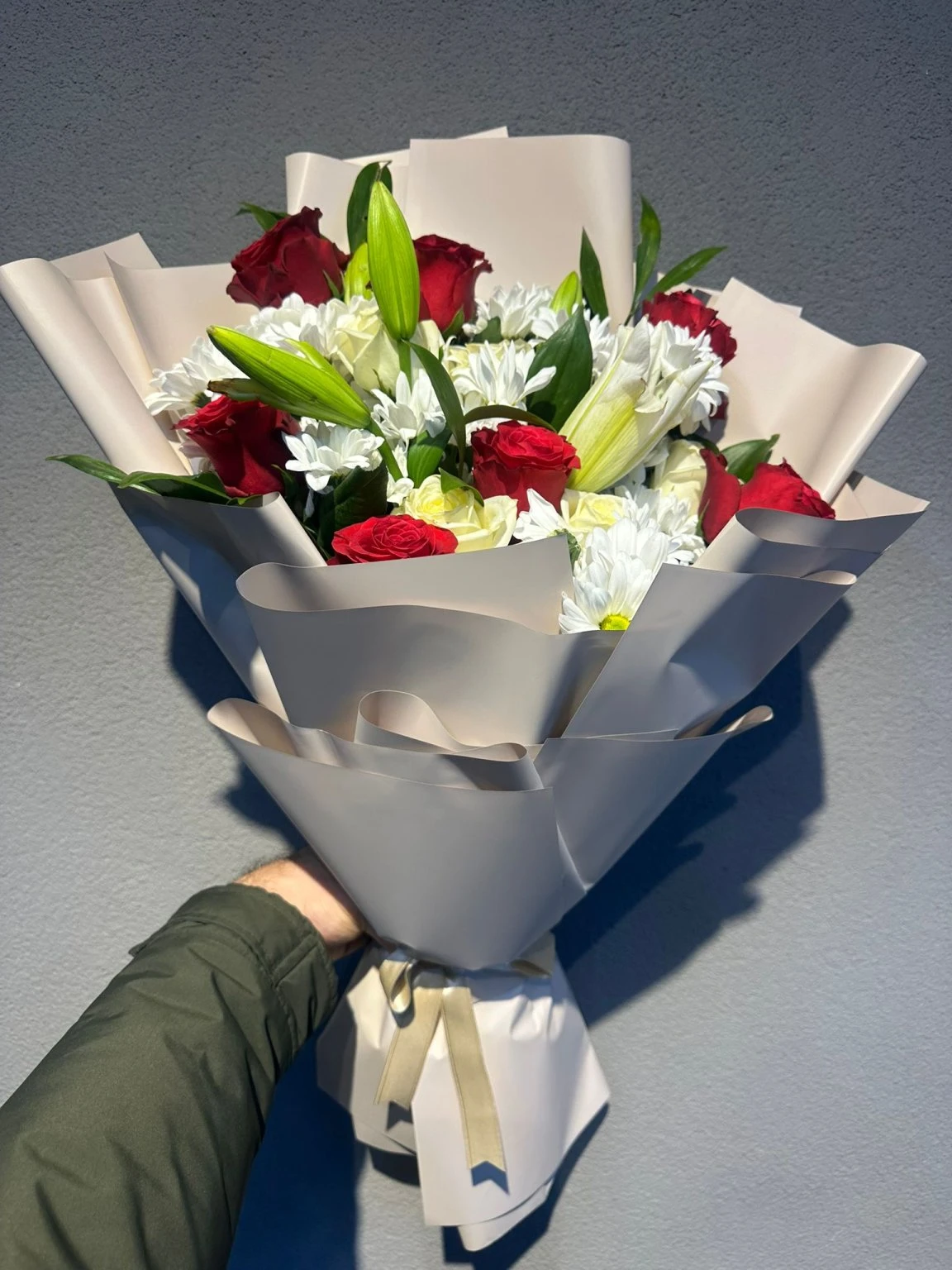 Beyaz Ve Kırmızı Güllü Lilyumlu Buket