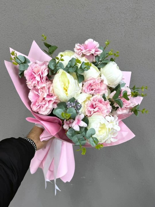 Beyaz ve Pembe Yapay Nişan Çiçeği