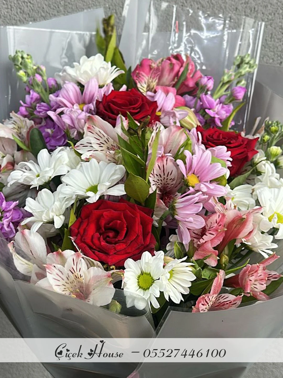 Gri Kağıtta Güllü Karışık Buket