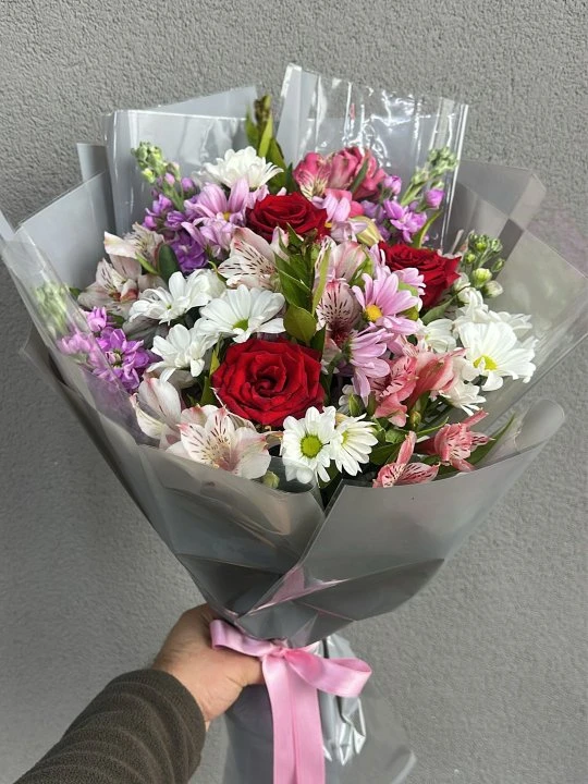 Gri Kağıtta Güllü Karışık Buket