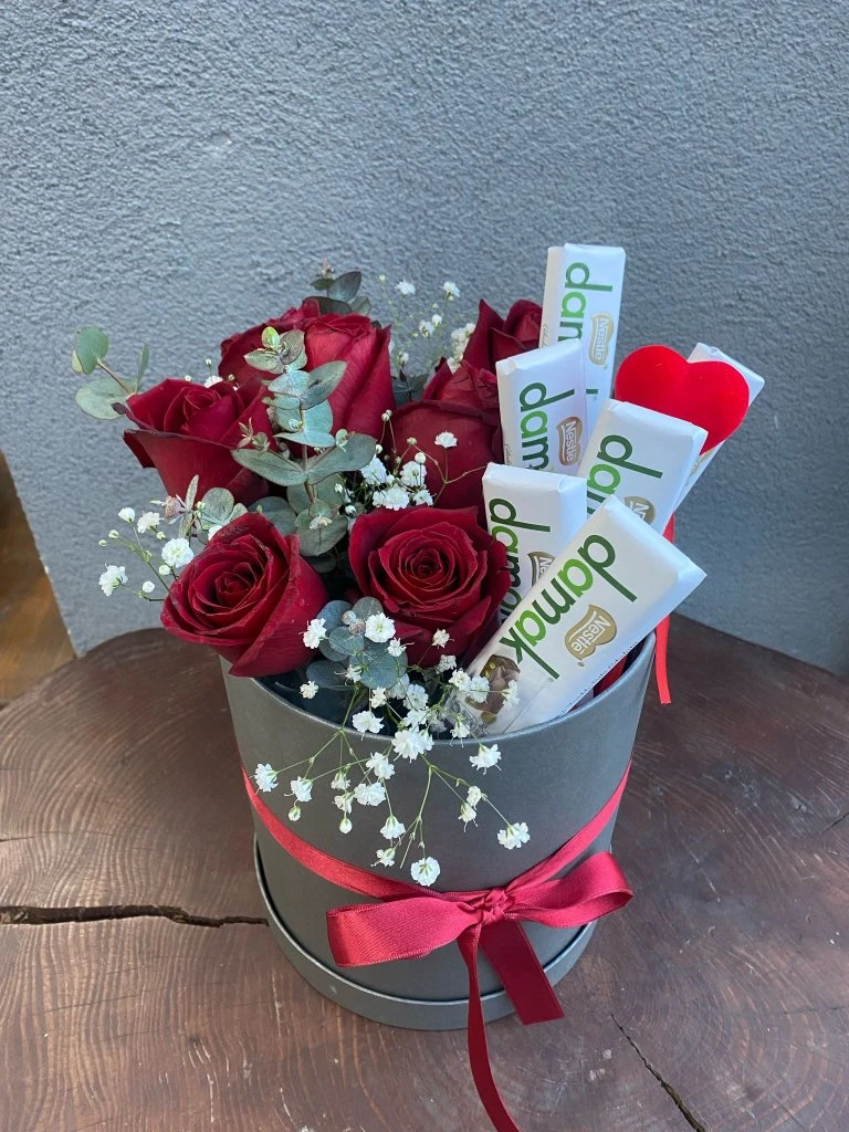 Gri Kutuda Gül ve Çikolata Aranjmanı