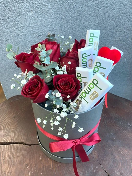 Gri Kutuda Kırmızı Gül ve Çikolata Aranjmanı