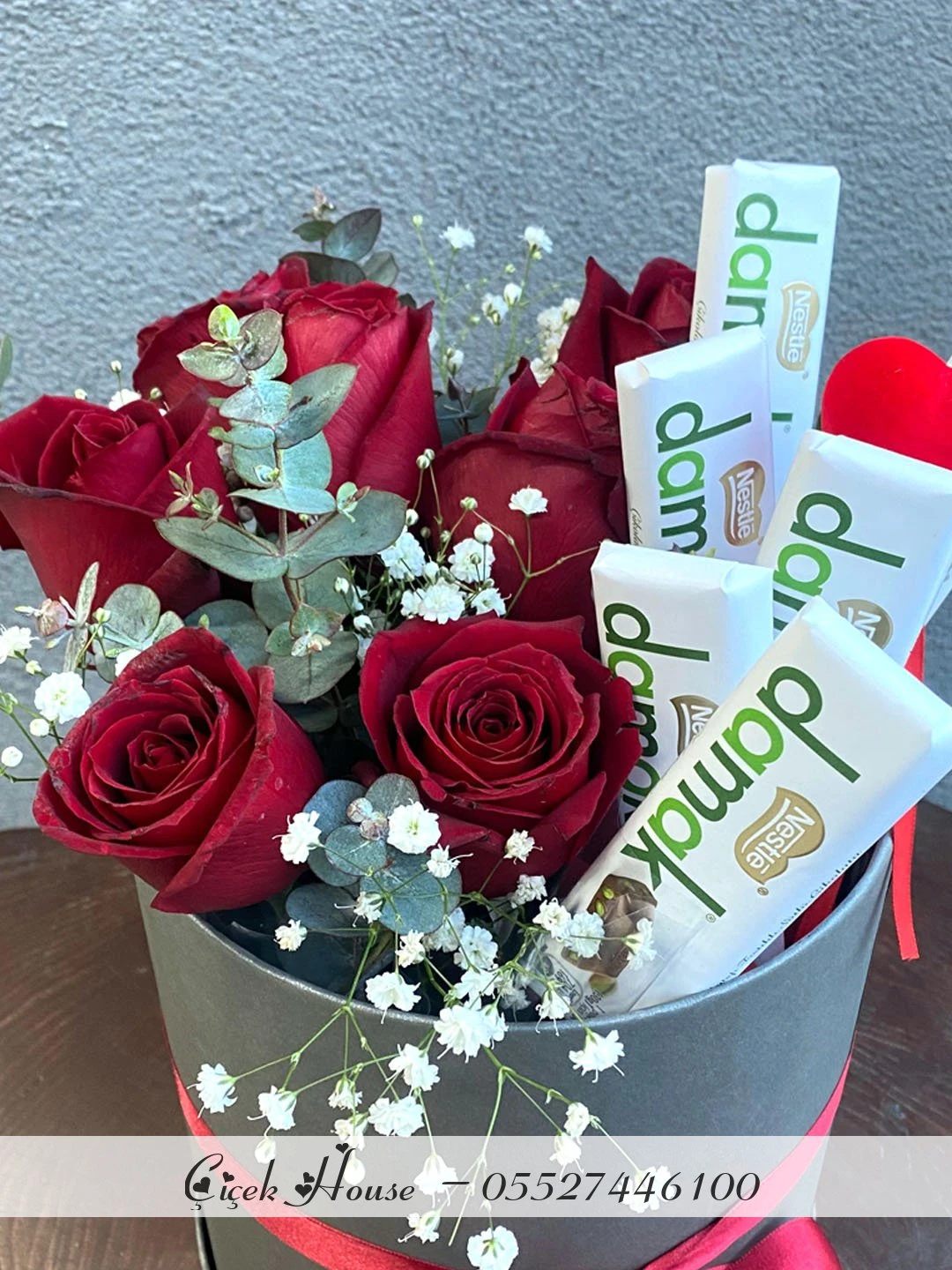 Gri Kutuda Kırmızı Gül ve Çikolata Aranjmanı