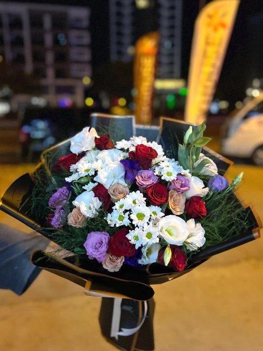 Güllü Mevsim Çiçekleri Buketi