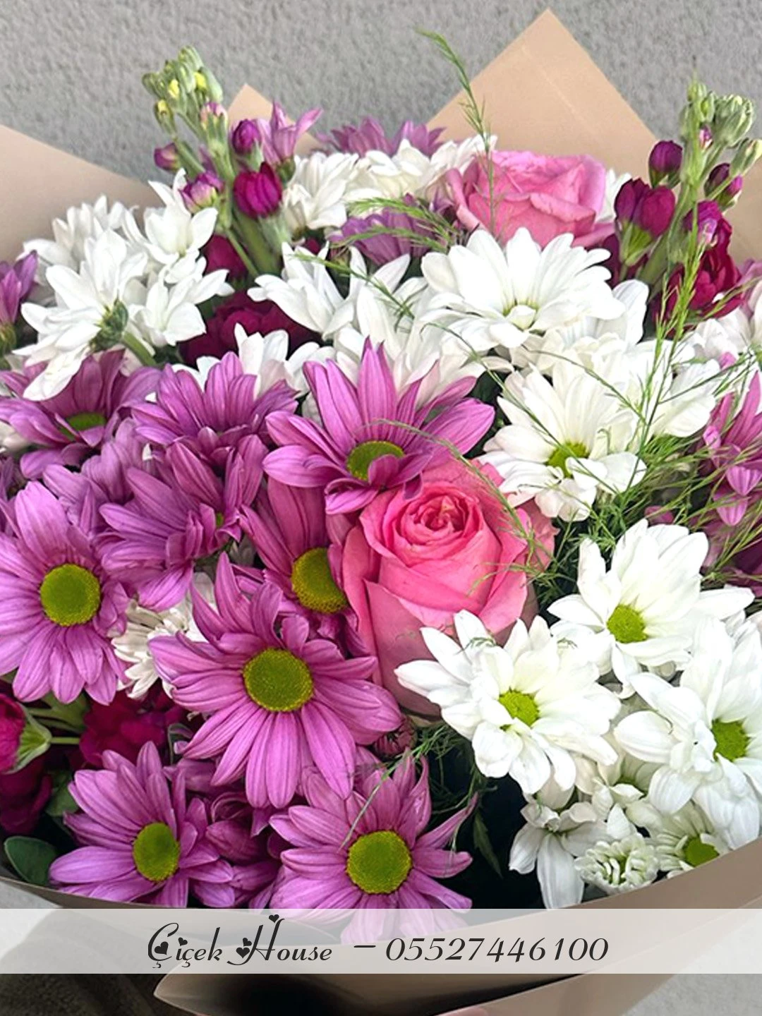 Kahve Kağıtta Karışık Pembe Papatyalı Buket