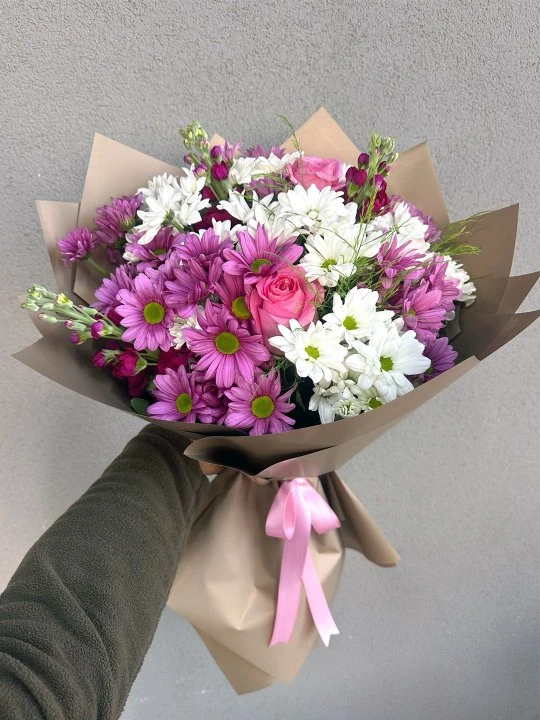 Kahve Kağıtta Karışık Pembe Papatyalı Buket