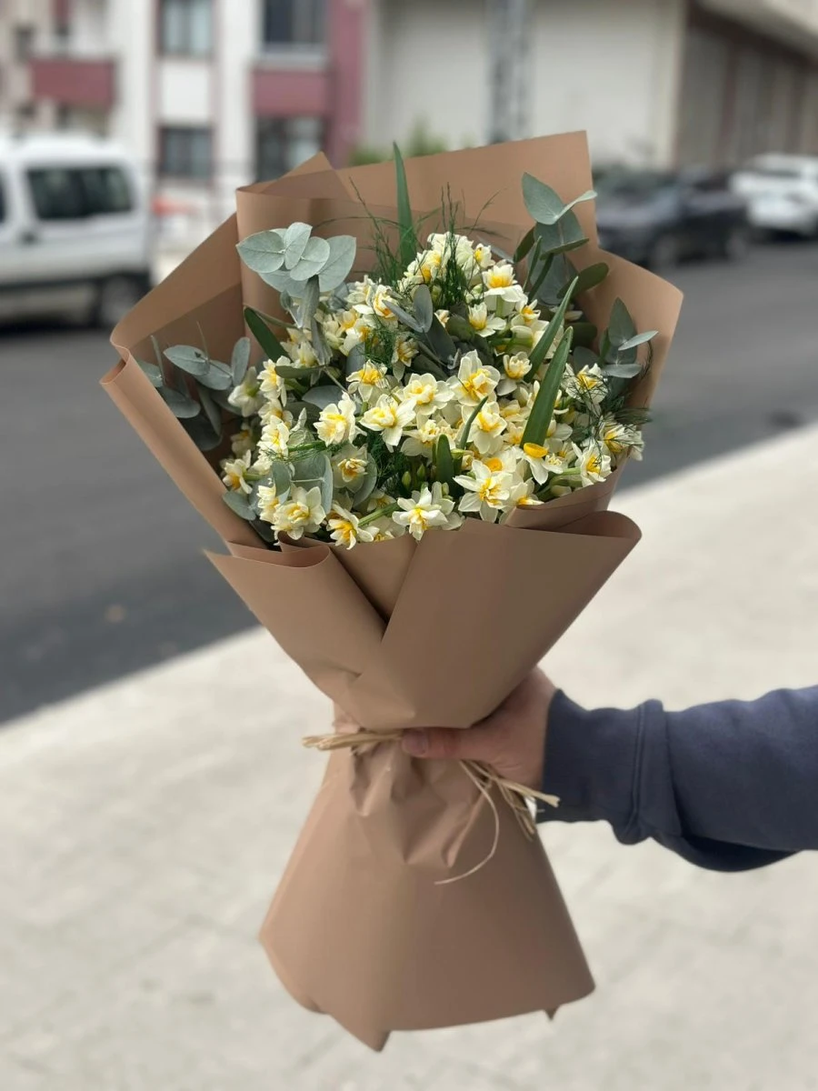 Kahve Kağıtta Nergis Buketi
