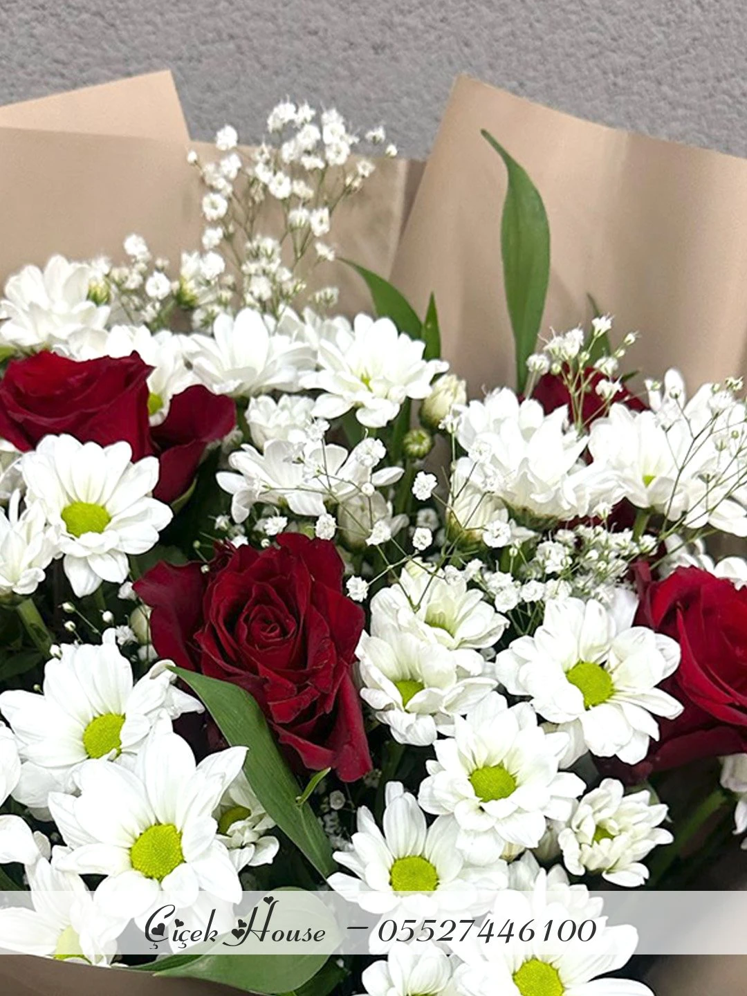 Kahverengi Kağıtta Papatya ve Gül Buketi