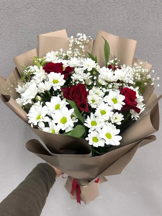 Kahverengi Kağıtta Papatya ve Gül Buketi