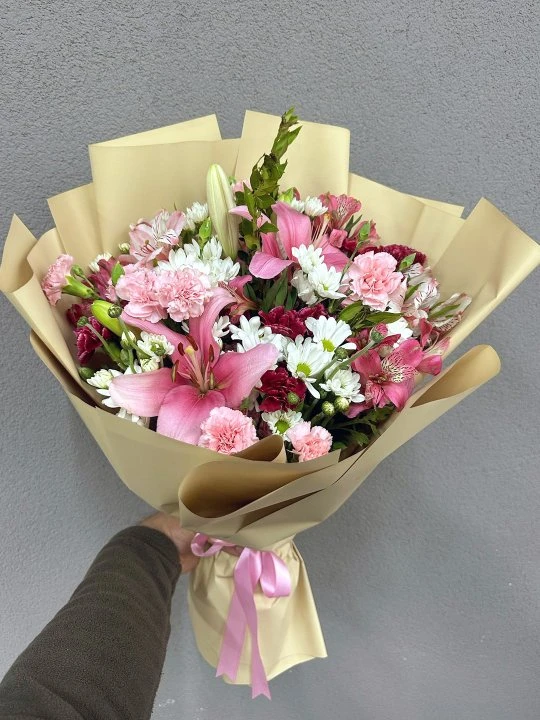 Krem Kağıtta Pembenin Tonları Buketi