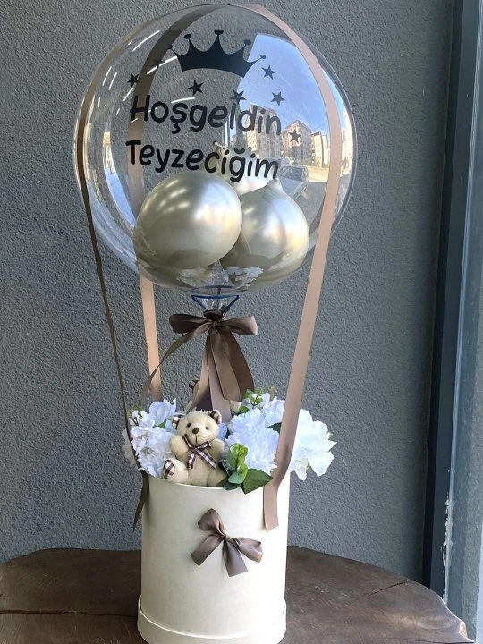 Krem Kutuda Balonlu Çiçek Aranjmanı