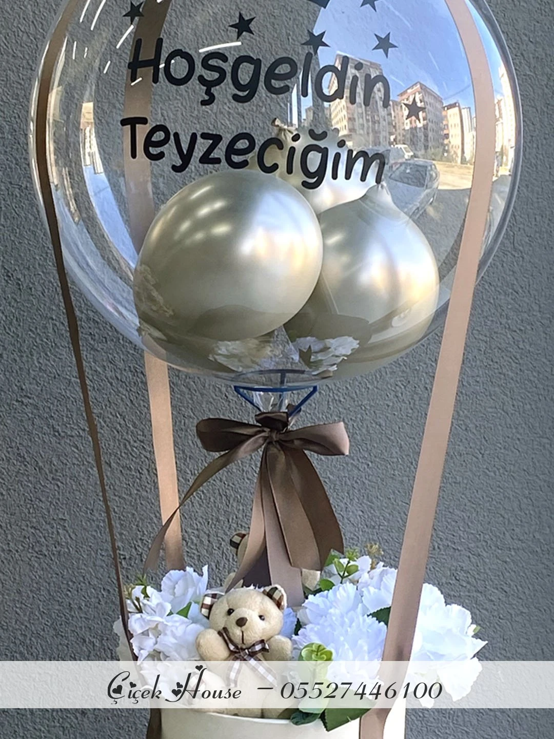 Krem Kutuda Balonlu Çiçek Aranjmanı