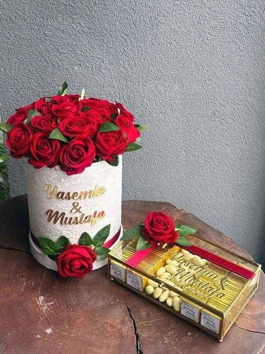 Kutuda Yapay Gül ve Çikolata