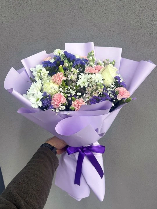 Lila Kağıtta Beyaz Güllü Karışık Buket