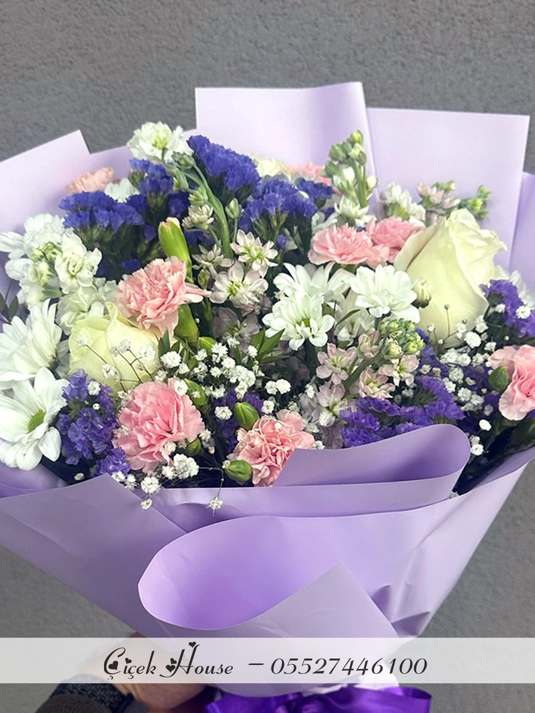 Lila Kağıtta Beyaz Güllü Karışık Buket