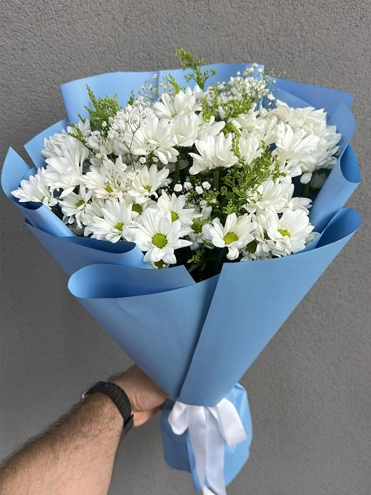 Mavi Kağıtta Papatya Buketi