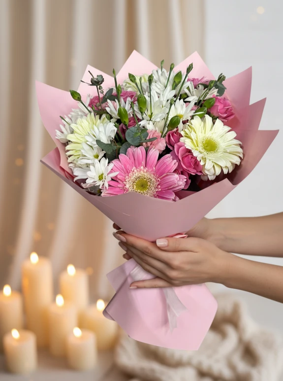 Pembe Kağıtta Çardak Güllü Buket