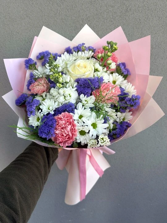 Pembe Kağıtta Renkli Buket