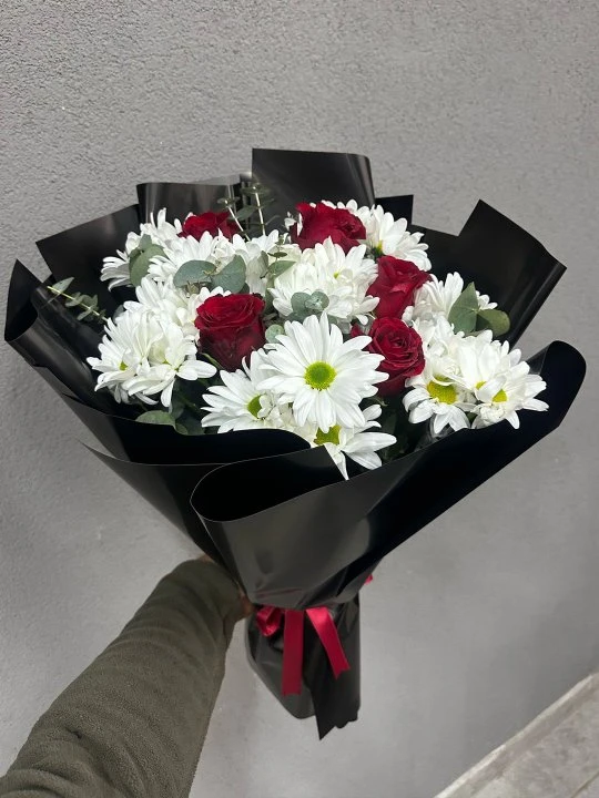 Siyah Kağıtta Gül Ve Papatya Buketi