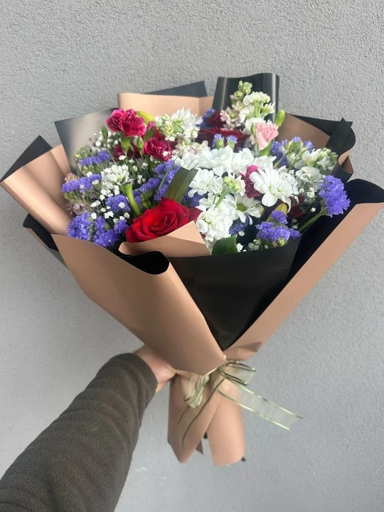 Siyah Kağıtta Güllü Karışık Buket