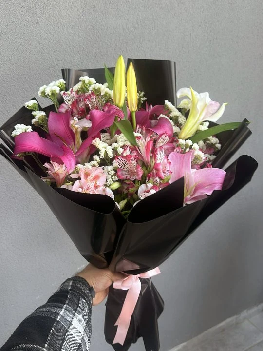 Siyah Kağıtta Pembeli Karışık Buket