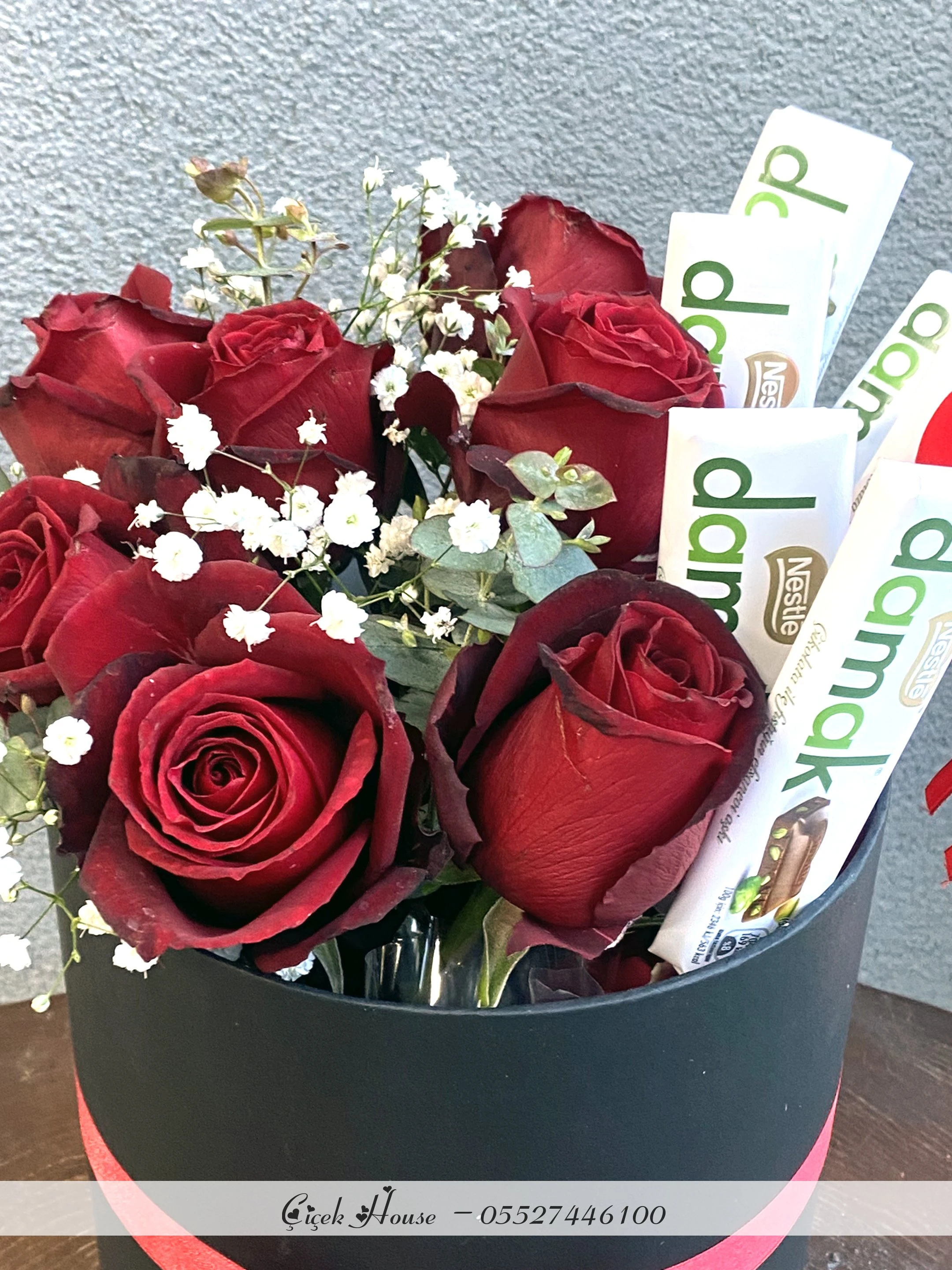 Siyah Kutuda Kırmızı Gül ve Çikolata Aranjmanı