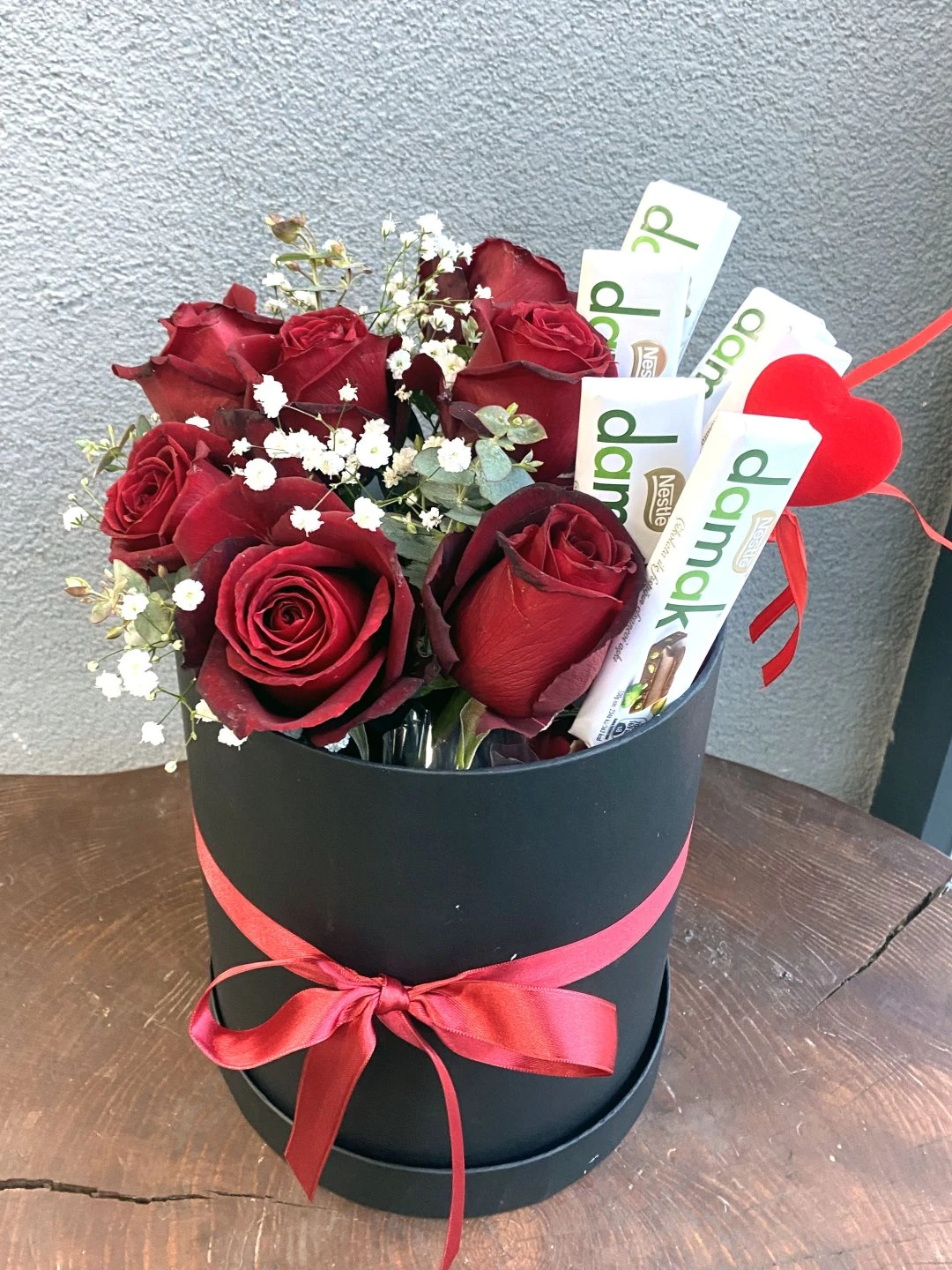 Siyah Kutuda Kırmızı Gül ve Çikolata Aranjmanı