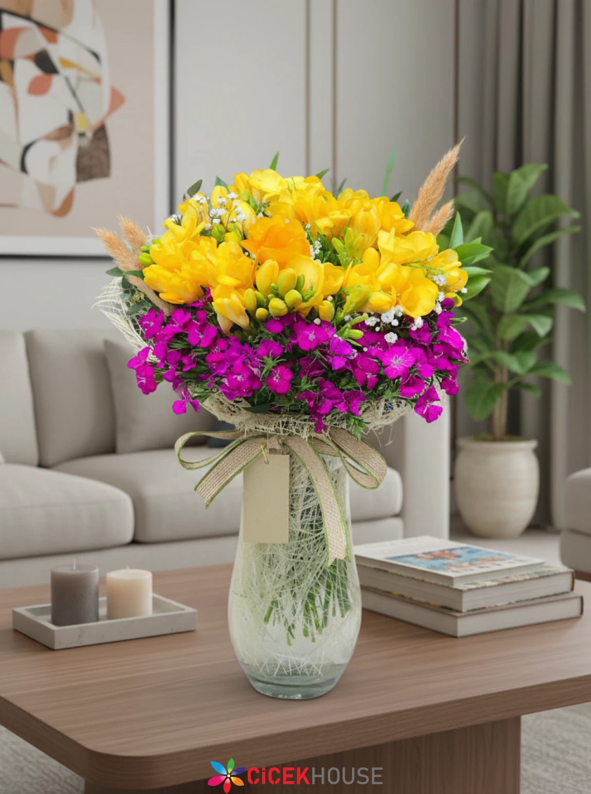 Vazoda Sarı Frezya Ve Hüsnüyusuf